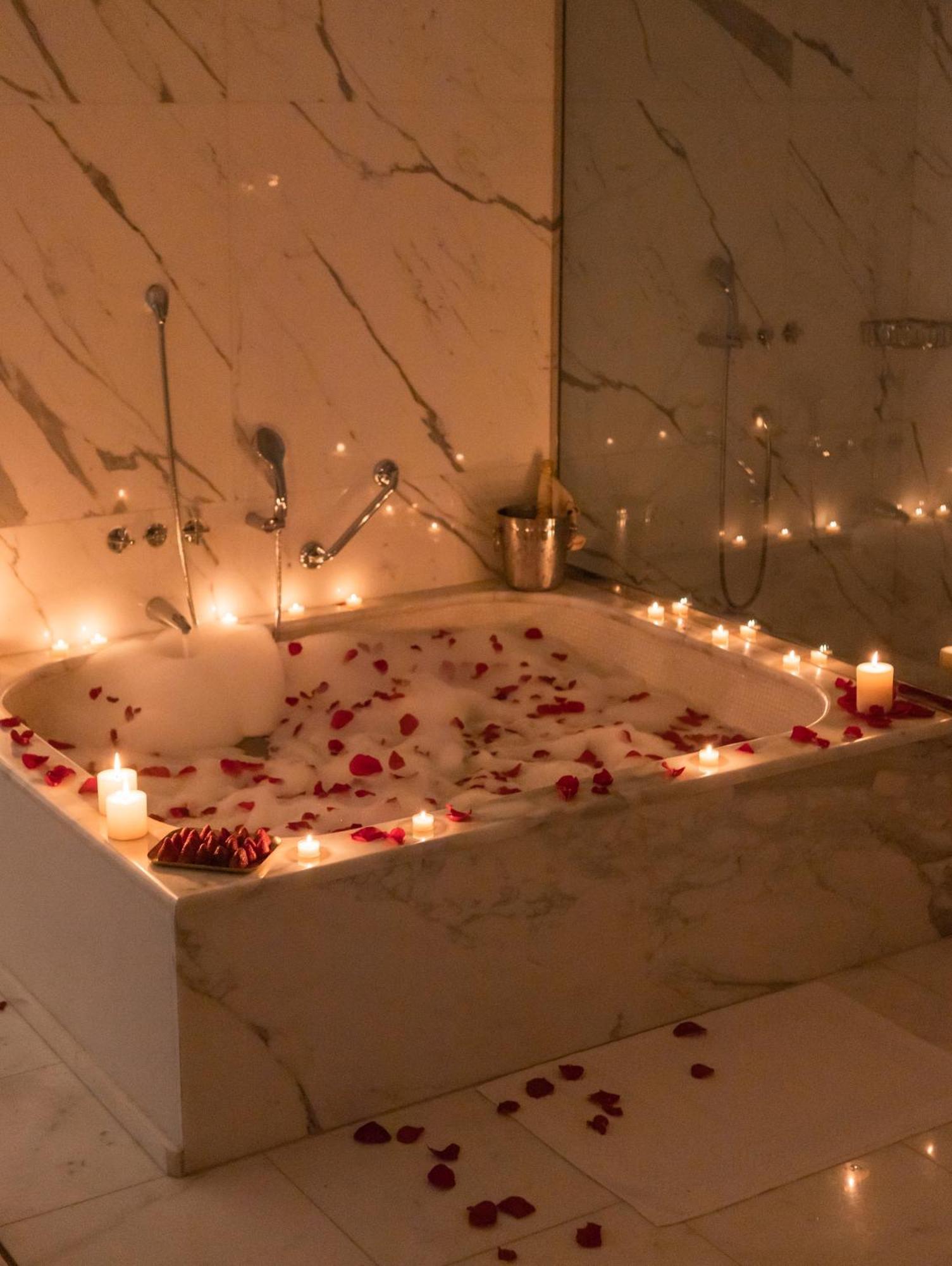 보스콜로 니스 호텔 앤 스파 외부 사진 A bath with rose petals