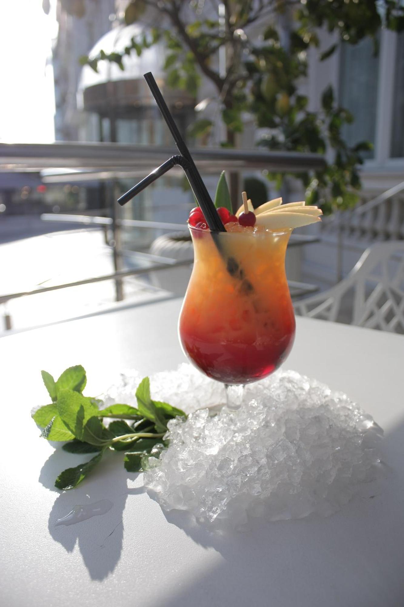 보스콜로 니스 호텔 앤 스파 외부 사진 A Hurricane cocktail