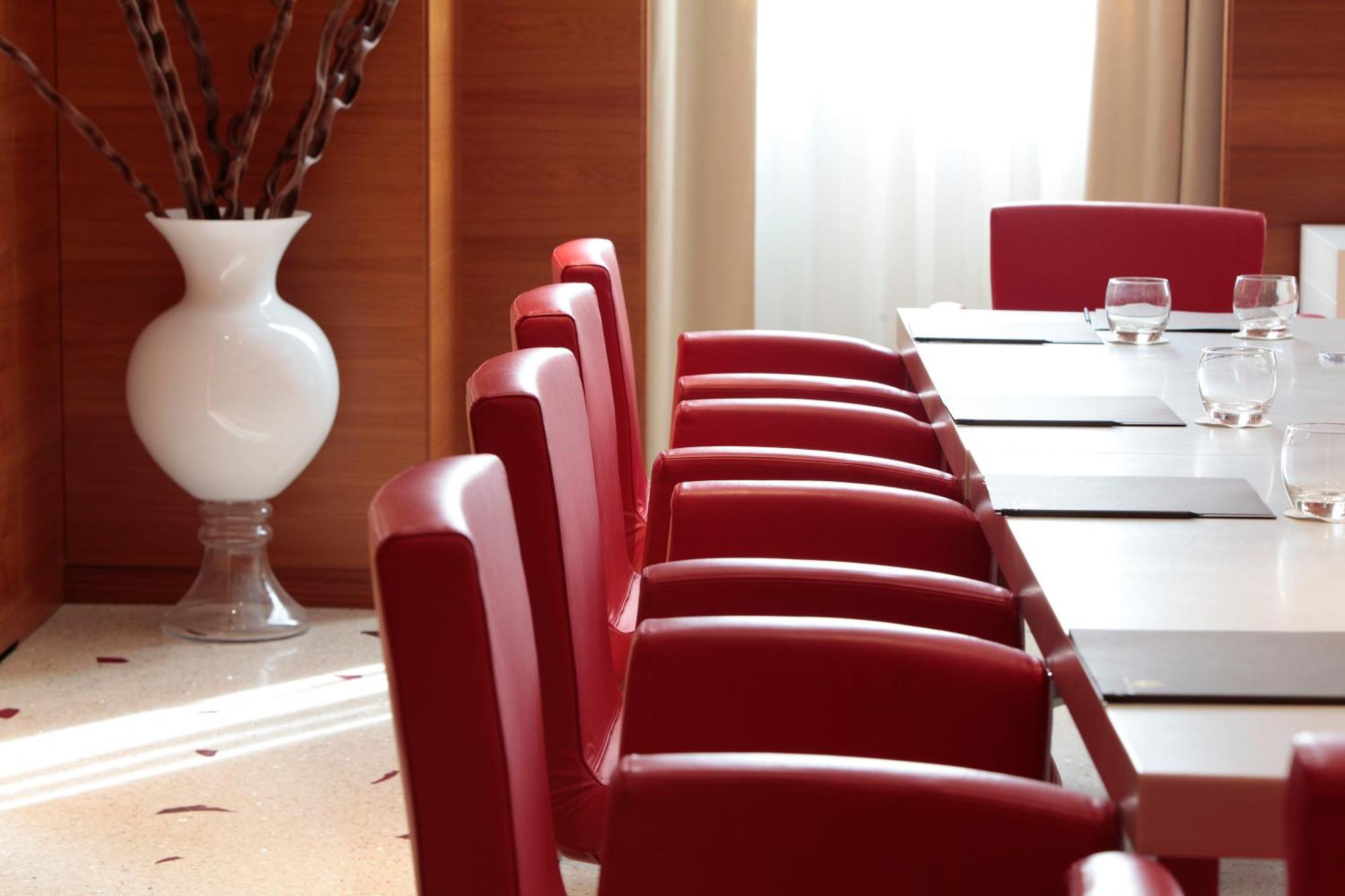 보스콜로 니스 호텔 앤 스파 외부 사진 A meeting room at the hotel