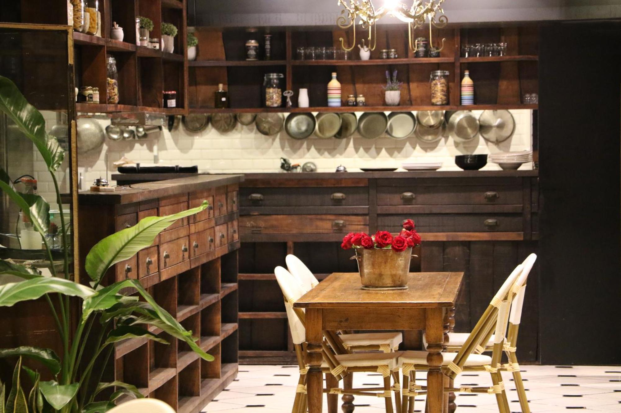 보스콜로 니스 호텔 앤 스파 외부 사진 A traditional open kitchen in a restaurant