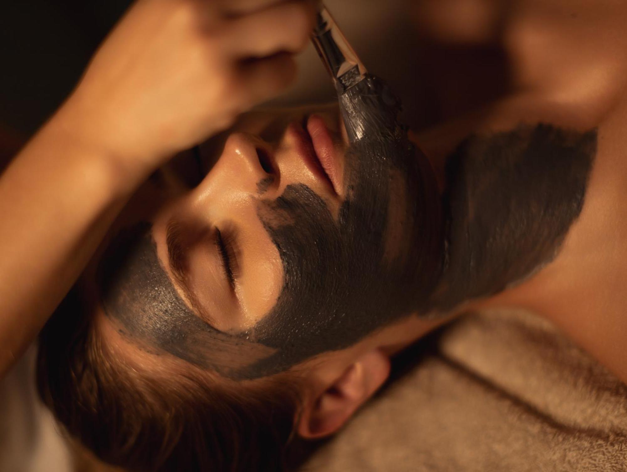 보스콜로 니스 호텔 앤 스파 외부 사진 A man receiving a facial