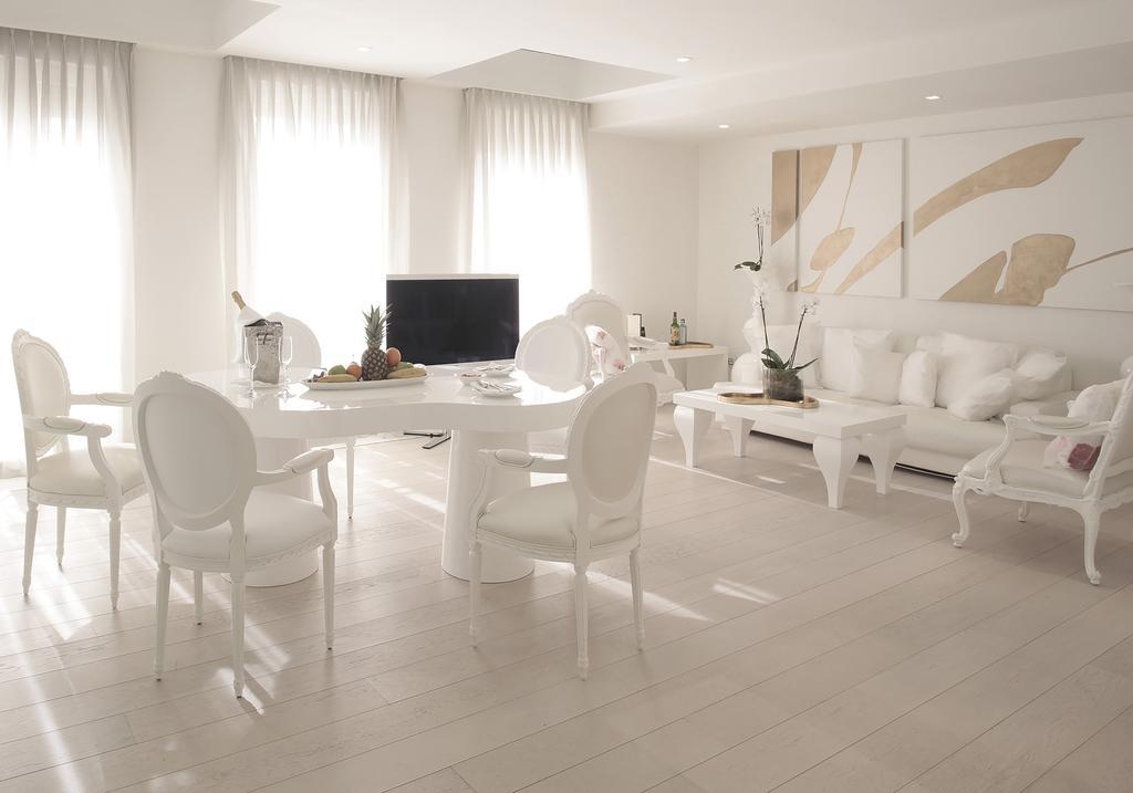 보스콜로 니스 호텔 앤 스파 외부 사진 A white themed living room